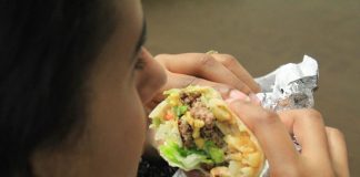 Consumo de ultraprocesados explicaría aumento de cáncer de colon en jóvenes, según estudio Fotografía de archivo. EFE/Khrystyna kinson