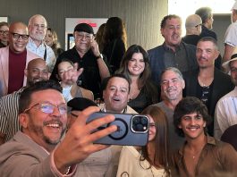 El Banco Popular resalta la unión familiar puertorriqueña en su famoso especial navideño Joselito Hernández, uno de los tres cantantes de El Gran Combo de Puerto Rico, se saca una selfie con los otros artistas y músicos que participan en el nuevo especial navideño del Banco Popular de Puerto Rico durante su presentación este lunes en Fine Arts de Hato Rey en San Juan. EFE/Jorge Muñiz