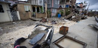 Aumentan a 32 las personas fallecidas por el huracán Melissa en Jamaica Fotografía que muestra una calle afectada por el huracán Melissa en Montego Bay (Jamaica). EFE/ Orlando Barría