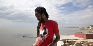 Un activo puerto de Jamaica convertido en una ciudad fantasma por el huracán Melissa El joven Demore Adams pesca para poder llevar comida a su casa este martes, en Black River (Jamaica). EFE/Orlando Barría