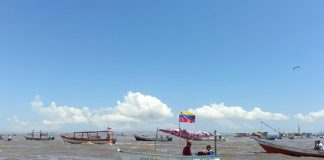 Los pescadores venezolanos entre el miedo y la crisis tras los ataques de EEUU en Caribe Fotografía del 20 de septiembre de 2025 que muestra botes navegando en Cumaná (Venezuela). EFE/ STR