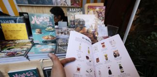 La “Feria del Libro Comestible” busca acercar la gastronomía mexicana al gran público Una persona observa un libro en la 'Feria del Libro Comestible' este viernes, en Ciudad de México (México). EFE/José Méndez