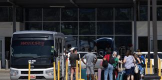 El turismo en Jamaica lucha por recuperarse de la destrucción del huracán Melissa uristas llegan al aeropuerto internacional Sir Donald Sangster el 9 de noviembre de 2025 en Montego Bay (Jamaica). A un mes del inicio de la temporada alta de turismo en Jamaica, el operador de una pala mecánica llena numerosos camiones con los escombros de uno de los muchos hoteles dañados por el huracán Melissa en Montego Bay, una de las zonas turísticas de la isla, cuya economía depende de este sector. EFE/ Orlando Barría