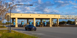 DeSantis propone eliminar los peajes para residentes de Florida y trasladar el costo a turistas