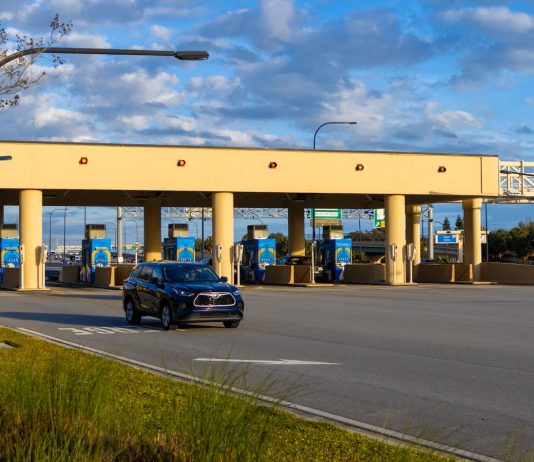 DeSantis propone eliminar los peajes para residentes de Florida y trasladar el costo a turistas