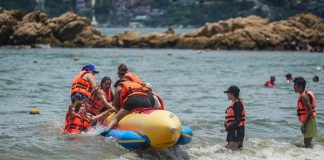 El turismo en México escaló al 8,7 % del PIB en 2024 Personas disfrutan en una playa en Acapulco (México). Imagen de archivo. EFE/ David Guzmán