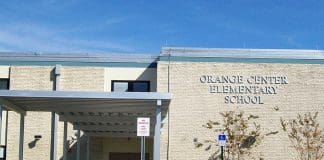 Padres de Condado Orange aprueban convertir escuela pública en charter