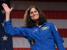 Se retira de la NASA la astronauta que quedó nueve meses varada en el espacio Fotografía fechada el 3 de agosto de 2018 cedida por la NASA que muestra a la astronauta estadounidense Sunita Williams saludando durante un evento en el Centro Espacial Johnson de la NASA en Houston, Texas (EE.UU.). EFE/ Bill Ingalls/NASA /SOLO USO EDITORIAL/ NO VENTAS/ SOLO DISPONIBLE PARA ILUSTRAR LA NOTICIA QUE ACOMPAÑA (CRÉDITO OBLIGATORIO)