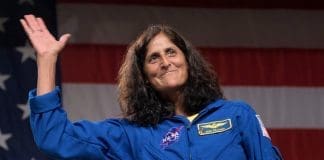 Se retira de la NASA la astronauta que quedó nueve meses varada en el espacio Fotografía fechada el 3 de agosto de 2018 cedida por la NASA que muestra a la astronauta estadounidense Sunita Williams saludando durante un evento en el Centro Espacial Johnson de la NASA en Houston, Texas (EE.UU.). EFE/ Bill Ingalls/NASA /SOLO USO EDITORIAL/ NO VENTAS/ SOLO DISPONIBLE PARA ILUSTRAR LA NOTICIA QUE ACOMPAÑA (CRÉDITO OBLIGATORIO)
