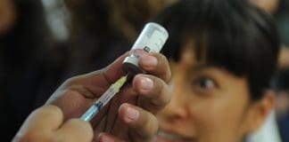 México subraya la importancia de vacunarse ante el brote de casos de sarampión El Gobierno de México insistió este lunes en que la "principal herramienta" disponible para combatir el sarampión es la vacunación contra la enfermedad viral, ante el brote de casos que vive el país desde al año pasado. Imagen de archivo. EFE/Mario Guzmán