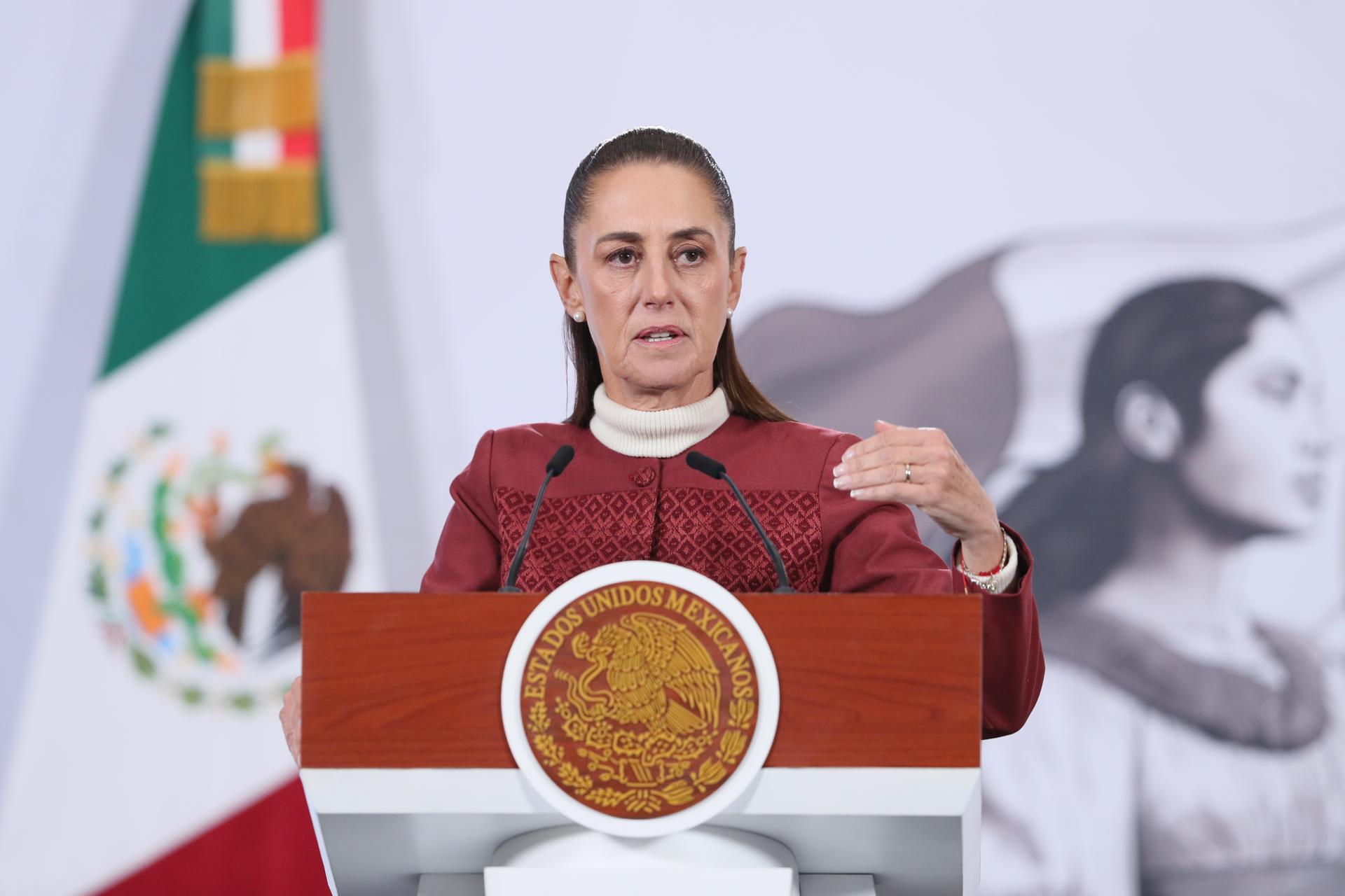 La presidenta de México, Claudia Sheinbaum, habla durante una rueda de prensa este lunes, en Palacio Nacional de la Ciudad de México (México). EFE/Mario Guzmán