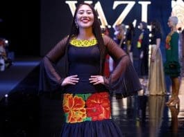Vestidos de noche con bordados indígenas roban las miradas en una pasarela en México La diseñadora indígena mexicana, Zuleyma Vazlop, desfila durante la 84 edición de Intermoda este jueves, en Guadalajara, Jalisco (México). EFE/ Francisco Guasco