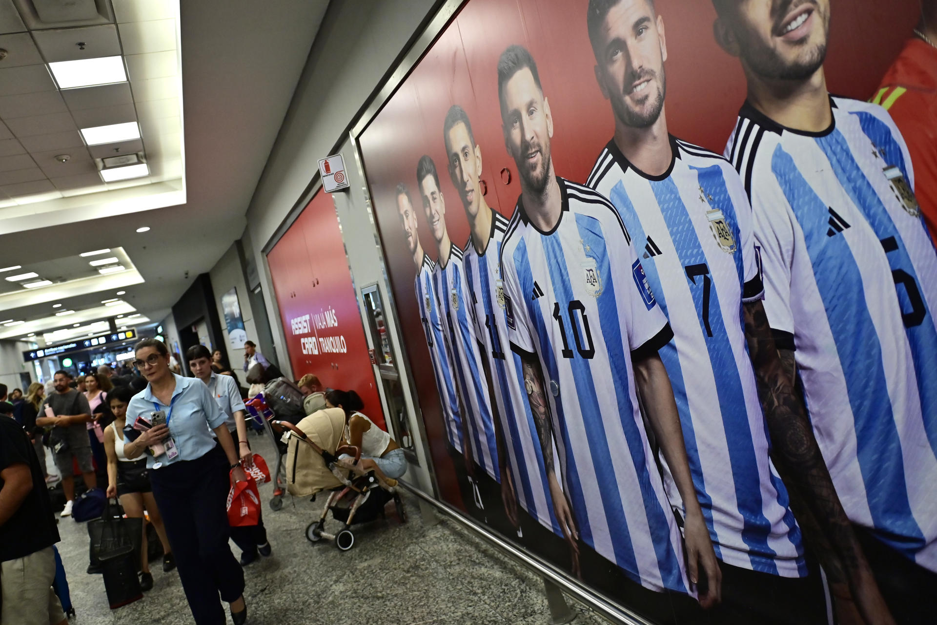 Fotografía que muestra un cartel con la imagen de algunos jugadores de la selección Argentina en el Aeroparque Jorge Newbery en Buenos Aires (Argentina). EFE/ Matías Martín Campaya
