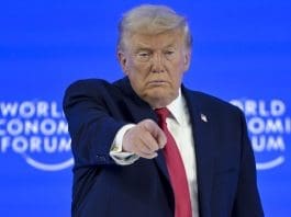 Trump defiende aranceles, desprecia a aliados y dice que EEUU “mantiene el mundo a flote” EFE/EPA/GIAN EHRENZELLER