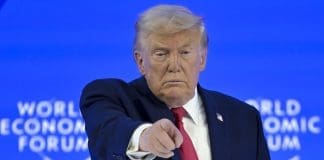 Trump defiende aranceles, desprecia a aliados y dice que EEUU “mantiene el mundo a flote” EFE/EPA/GIAN EHRENZELLER