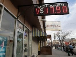 Banamex atribuye regreso del “súper peso” mexicano al apetito por riesgo y tasas altas Fotografía de archivo del tablero con la cifra del cambio de dólar en una casa de cambio en ciudad Juárez, en el estado de Chihuahua (México). EFE/ Luis Torres