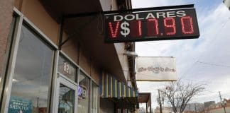 Banamex atribuye regreso del “súper peso” mexicano al apetito por riesgo y tasas altas Fotografía de archivo del tablero con la cifra del cambio de dólar en una casa de cambio en ciudad Juárez, en el estado de Chihuahua (México). EFE/ Luis Torres