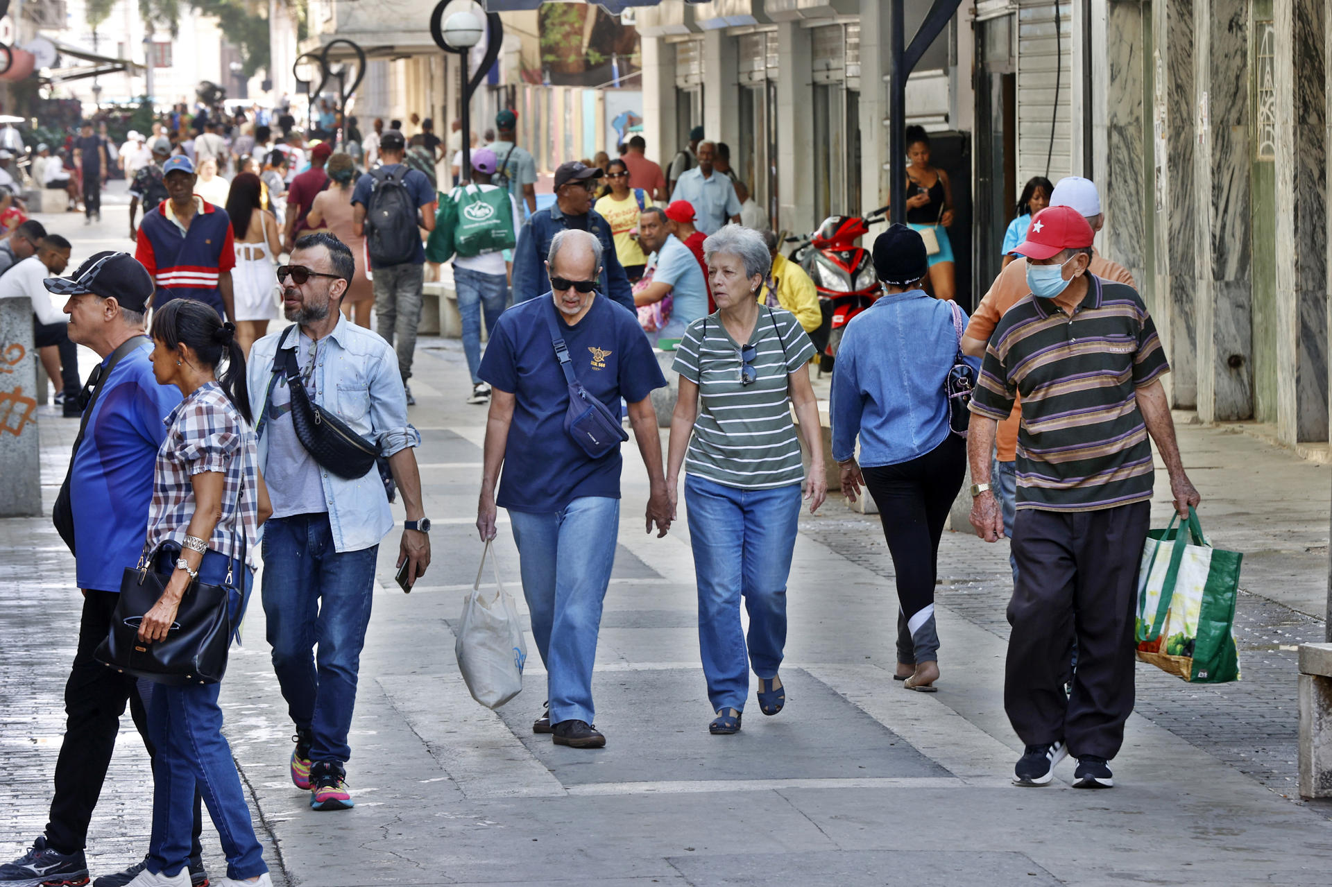 Personas caminan por una calle este miércoles, en La Habana (Cuba). EFE/ Ernesto Mastrascusa
