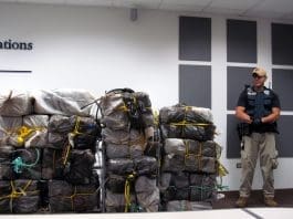 Decomisan 506 kilos de cocaína en una embarcación y detienen a tres hombres en Puerto Rico Un agente de la Agencia de Aduanas y Protección Fronteriza (ICE) custodia unos bultos que contienen cocaína durante su presentación en una rueda de prensa en San Juan (Puerto Rico). Imagen de archivo. EFE/Jorge Muñiz