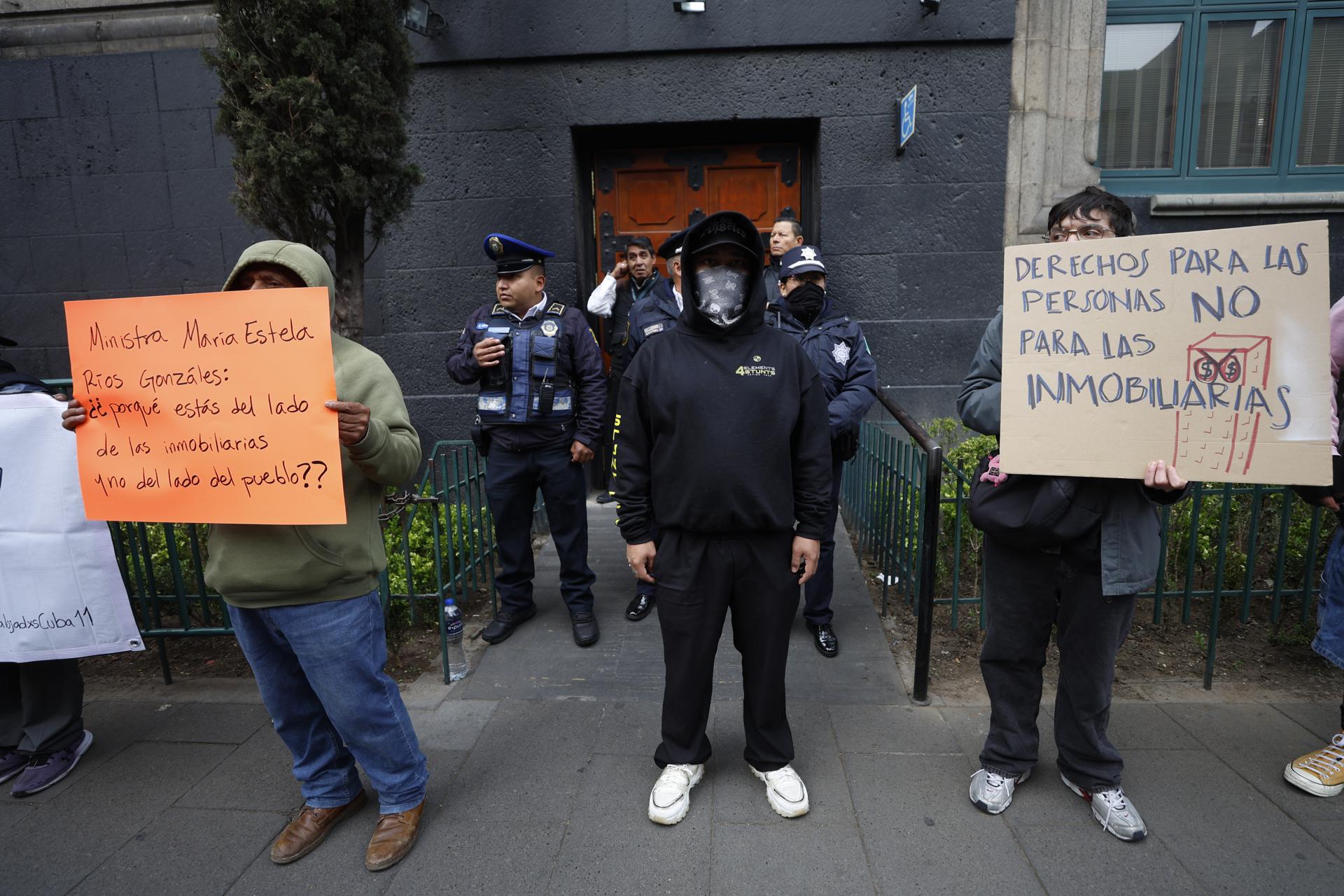 Personas sostienen pancartas durante una protesta frente a la Suprema Corte de Justicia este lunes, en Ciudad de México (México). EFE/ Sáshenka Gutiérrez
