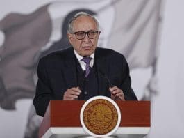 México asegura que tiene vacunas suficientes contra sarampión para los próximos dos años El secretario de Salud de México, David Kershenobich, participa en una rueda de prensa este martes, en Palacio Nacional en la Ciudad de México (México). EFE/ Isaac Esquivel