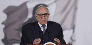 México asegura que tiene vacunas suficientes contra sarampión para los próximos dos años El secretario de Salud de México, David Kershenobich, participa en una rueda de prensa este martes, en Palacio Nacional en la Ciudad de México (México). EFE/ Isaac Esquivel