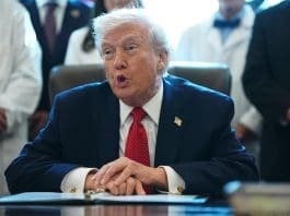 Trump dice que no asistirá al Super Bowl y que está “en contra” de Bad Bunny y Green Day Imagen de archivo. EFE/EPA/Aaron Schwartz - Pool via CNP / POOL