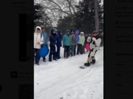 Campeón olímpico de snowboard Shaun White aprovecha nieve en Nueva York para sus piruetas Fotografía tomada a través de rastreo de redes que muestra al triple campeón olímpico de snowboard, Shaun White, durante un espectáculo de trucos y piruetas en Central Park. EFE/ Rastreo de Redes /SOLO USO EDITORIAL