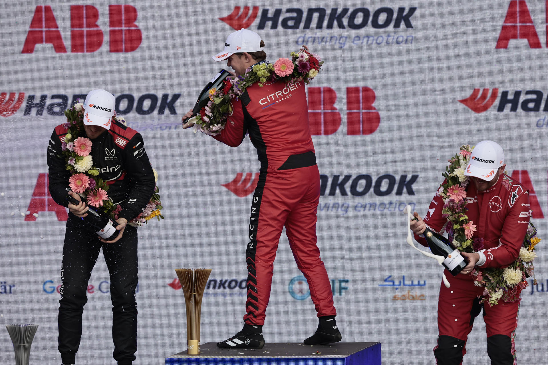 El piloto neozelandés Nick Cassidy de Citroën (c) celebra su victoria junto al suizo Edoardo Mortara de Mahindra Racing (i) y al britanico Oliver Rowland de Nissan este sábado, al finalizar el Gran Premio de México de la Fórmula E en el Autódromo Hermanos Rodríguez en Ciudad de México (México). EFE/ José Méndez
