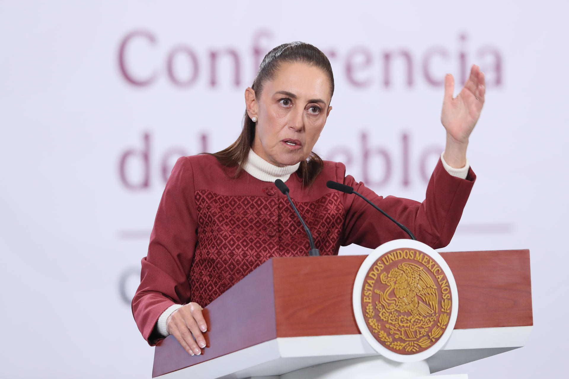 La presidenta de México, Claudia Sheinbaum, habla durante una rueda de prensa este lunes, en Palacio Nacional de la Ciudad de México (México). EFE/Mario Guzmán
