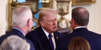 Trump dice que interceptación de petrolero se coordinó con Gobierno interino de Venezuela EFE/EPA/JIM LO SCALZO / POOL