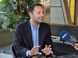 Bryan Calvo asume como el alcalde más joven de Hialeah, la ciudad más cubana de EEUU Fotografía del 24 de noviembre de 2025 que muestra al alcalde electo de Hialeah, Bryan Calvo, hablando durante una entrevista a EFE en Miami (EE.UU.). Imagen de archivo. EFE/ Alberto Boal