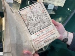 Un manual de navegación español y un atril mudéjar destacan en feria en Nueva York Una persona lee un ejemplar de la primera edición del 'Regimiento de navegación' (1552) del cartógrafo español Pedro de Medina, durante la feria The Winter Show este jueves, en Nueva York (EE.UU). EFE/ Nora Quintanilla