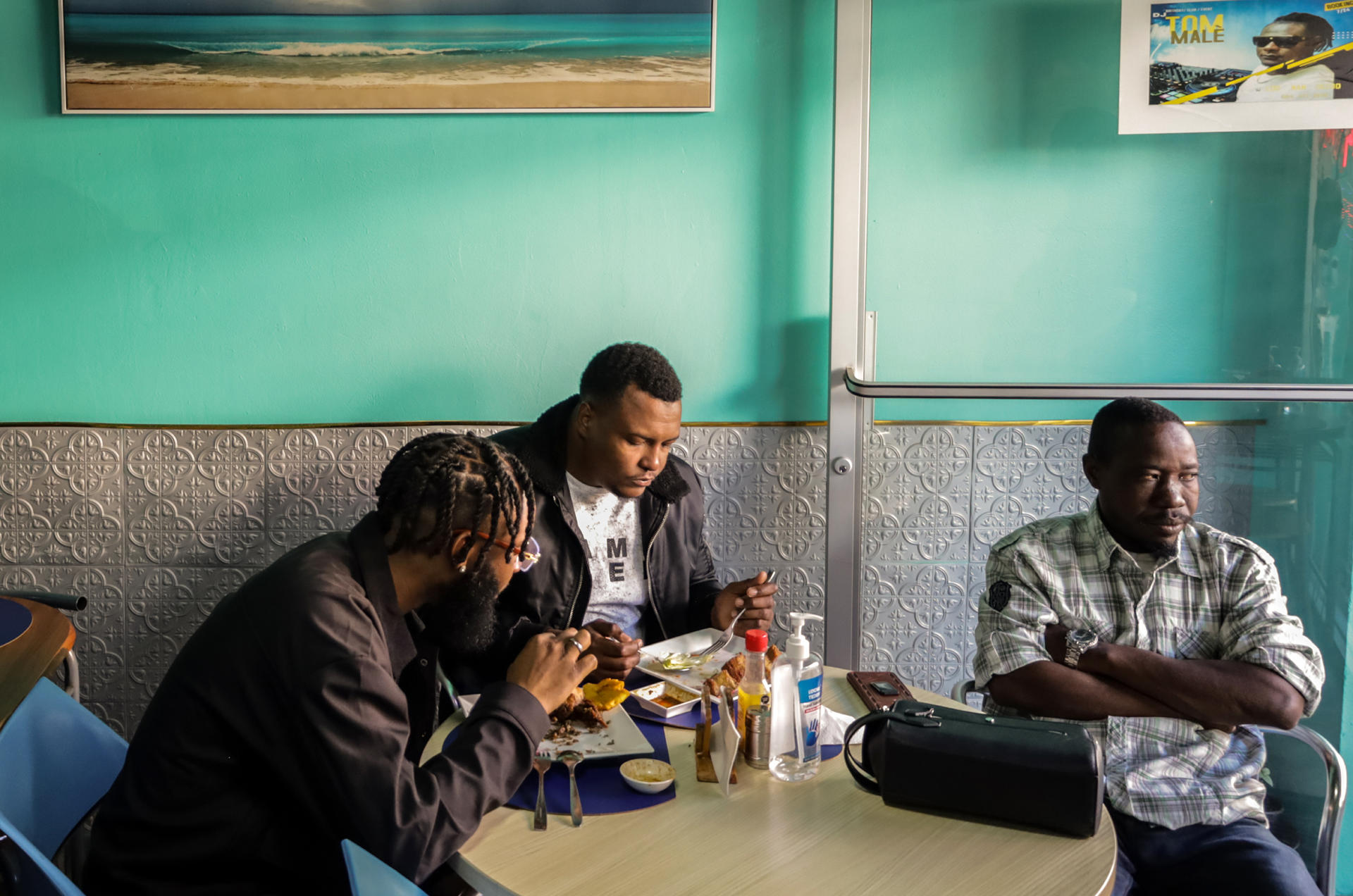 Migrantes haitianos consumen alimentos este sábado, en una fonda de la ciudad de Tijuana (México). EFE/Joebeth Terríquez
