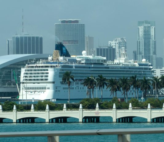 Royal Caribbean inicia la construcción de una nueva terminal de cruceros en Miami Vista del crucero Mariner of the Seas de la compañía Royal Caribbean atracado en la Bahía de Miami, Florida. Imagen de archivo. EFE/Giorgio Viera