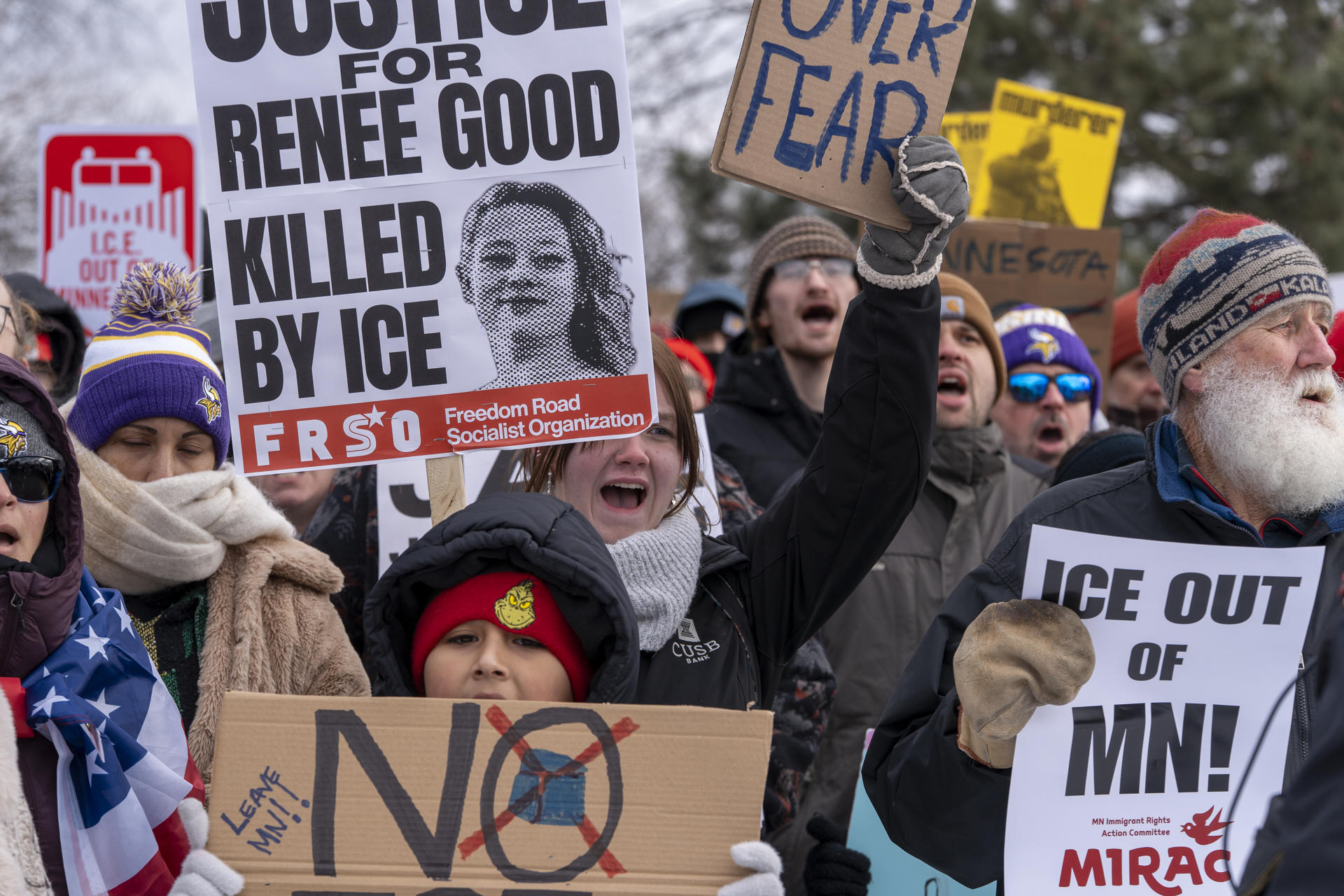 Personas sostienen carteles durante una manifestación en rechazo a los operativos del Servicio de Inmigración y Control de Aduanas (ICE) este sábado, en Mineápolis (Estados Unidos). EFE/ Angel Colmenares
