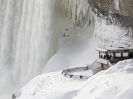 La sensación térmica baja a -55 grados en partes de Canadá por una masa de aire ártico Fotografía que muestra la base de las Cataratas del Niágara congelada en su parte canadiense este sábado, en Ontario (Canadá). EFE/ Julio Cesar Rivas