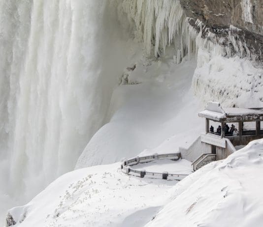 La sensación térmica baja a -55 grados en partes de Canadá por una masa de aire ártico Fotografía que muestra la base de las Cataratas del Niágara congelada en su parte canadiense este sábado, en Ontario (Canadá). EFE/ Julio Cesar Rivas