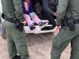 Grupo legal de EEUU pide no olvidar a niños sin acompañamiento cuyo paradero se desconoce Fotografía donde aparecen dos agentes de la Patrulla Fronteriza mientras atienden a unos niños en un punto del área conocido como Quitobaquito, en la frontera de Arizona con México (EE.UU.). Imagen de archivo. EFE/Paula Díaz