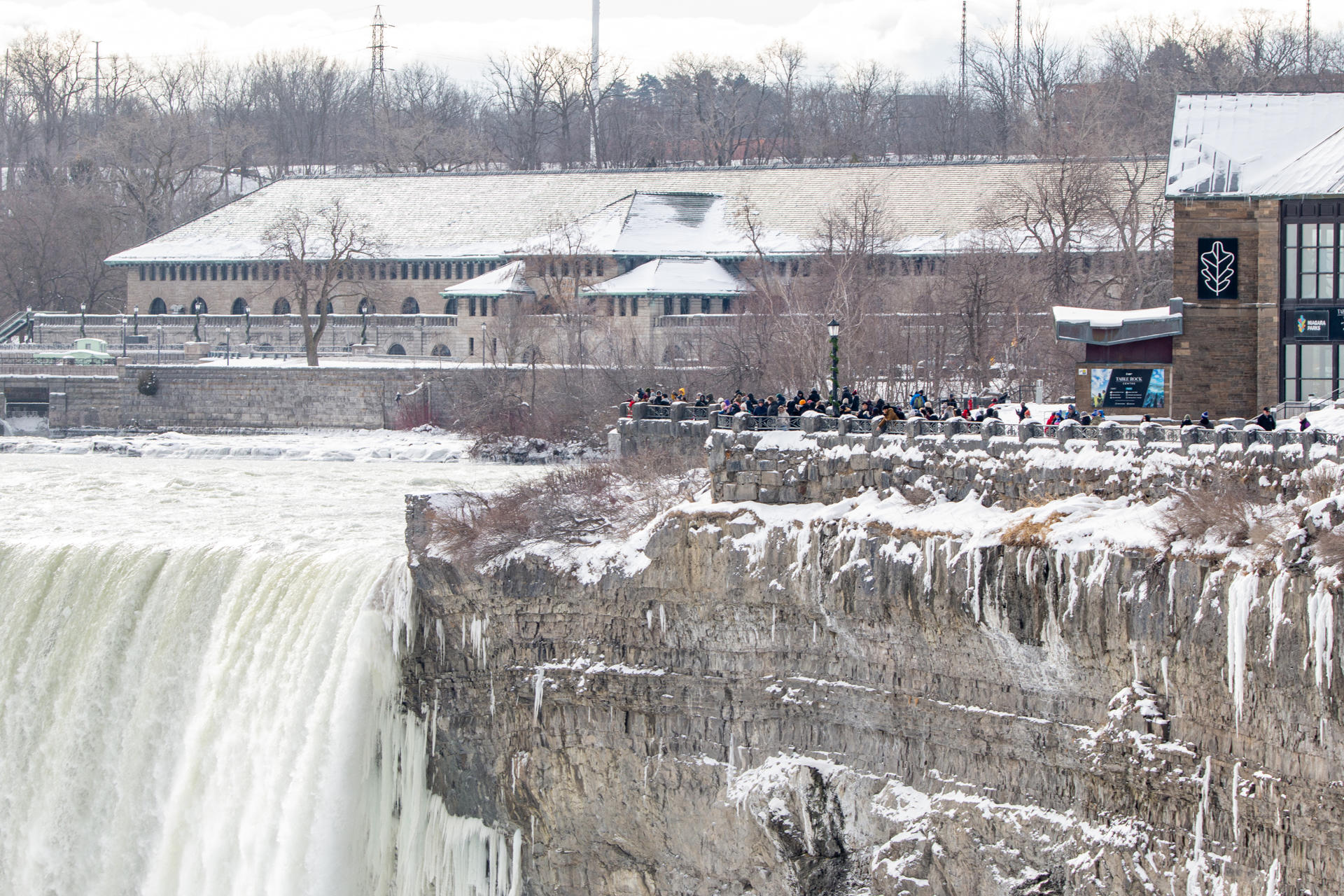Turistas observan las Cataratas del Niágara congeladas en su parte canadiense este sábado, en Ontario (Canadá). EFE/ Julio Cesar Rivas
