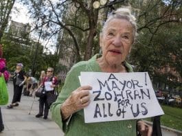 La esperanza de vida en Estados Unidos alcanza un máximo histórico con 79 años Una adulto mayor sostiene participa en un evento del alcalde de Nueva York, Zohran Mamdani. Imagen de archivo. EFE/ Ángel Colmenares