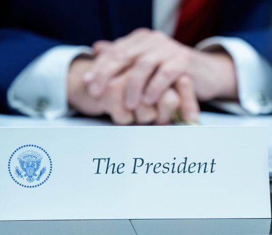 Los mercados de predicciones apuestan sobre la próxima jugada de Trump en el exterior Imagen de archivo. EFE/EPA/AARON SCHWARTZ / POOL