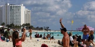 El turismo internacional en México creció un 15,6 % en noviembre Fotografía de archivo de turistas en una playa en el balneario de Cancún (México). EFE/ Alonso Cupul
