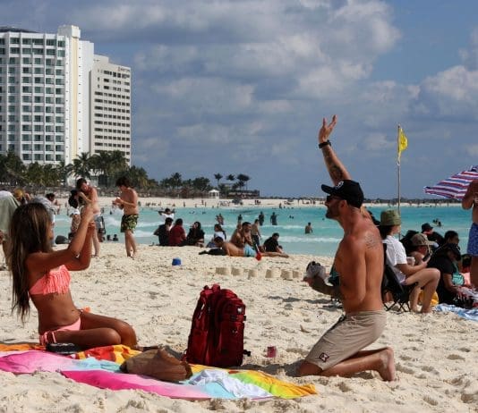 El turismo internacional en México creció un 15,6 % en noviembre Fotografía de archivo de turistas en una playa en el balneario de Cancún (México). EFE/ Alonso Cupul