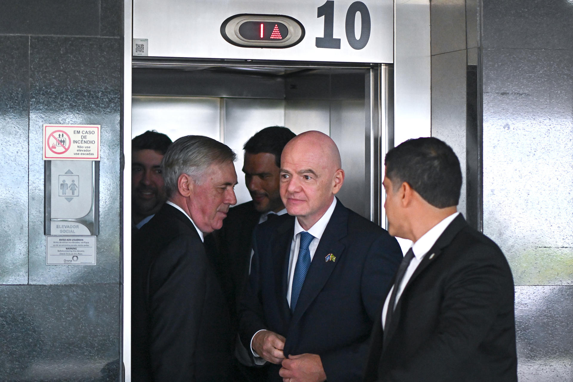 El presidente de la FIFA, Gianni Infantino (c-d), el presidente de la Confederación Brasileña de Fútbol (CBF), Samir Xaud (c), y el seleccionador de Brasil, Carlo Ancelotti (i), salen de a una reunión con el presidente de Brasil, Luiz Inácio Lula da Silva, este lunes en el Palacio del Planalto en Brasilia. EFE/ Andre Borges
