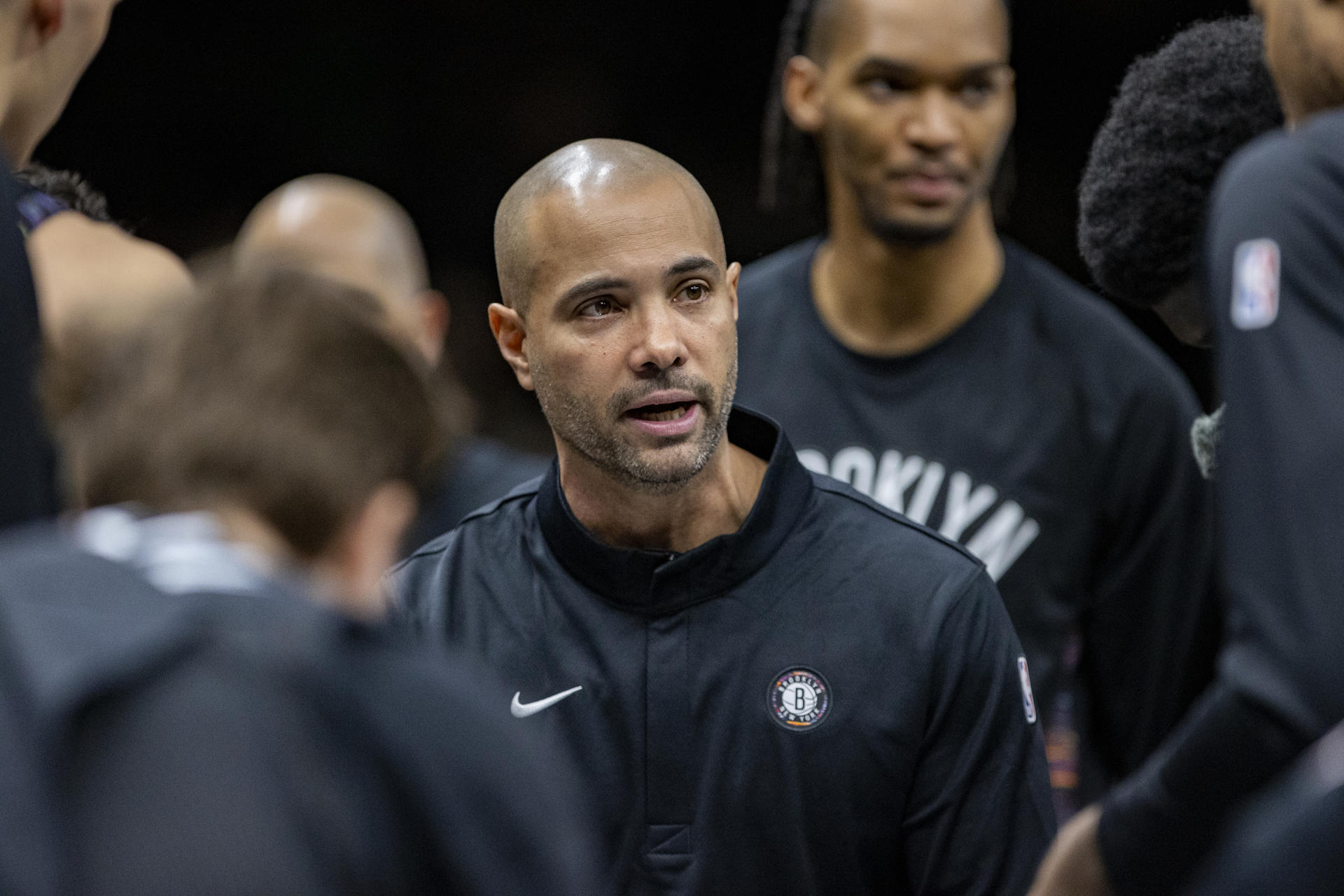 El entrenador de los Brooklyn Nets, el Jespañol Jordi Fernández, habla con sus jugadores este viernes durante el juego que perdieron ante Boston Celtics en el Barclays Center en Nueva York. EFE/ Ángel Colmenares
