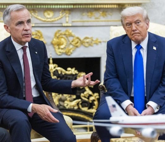 Trump amenaza a Canadá con un arancel del 100 % si firma un acuerdo comercial con China Imagen de archivo. EFE/EPA/SHAWN THEW / POOL