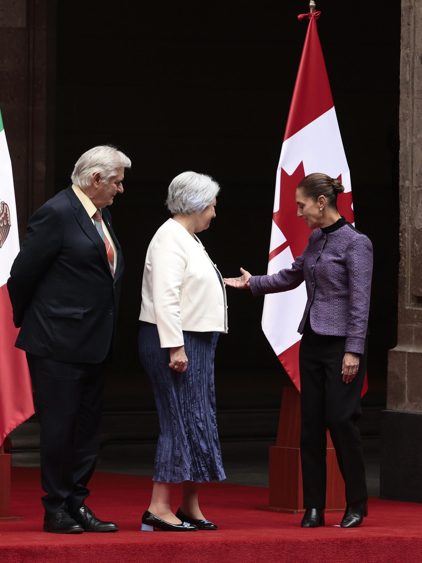 La presidenta de México, Claudia Sheinbaum (d), recibe a la gobernadora general de Canadá, Mary Simon (c), y su esposo Whit Fraser, este martes en Palacio Nacional de la Ciudad de México (México). EFE/ José Méndez

