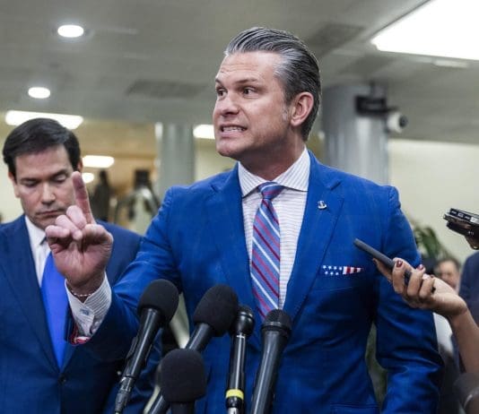 El senador al que Trump acusó de sedición demanda al secretario de Guerra de EE UU Imagen de archivo. EFE/EPA/JIM LO SCALZO