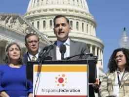 Federación Hispana condena cancelación de fondos para energía solar en P.Rico El consejero delegado de Hispanic Federation (HF), Frankie Miranda (c), habla durante una rueda de prensa frente a la sede del Congreso estadounidense en Washington (Estados Unidos). Imagen de archivo. EFE/ Lenin Nolly